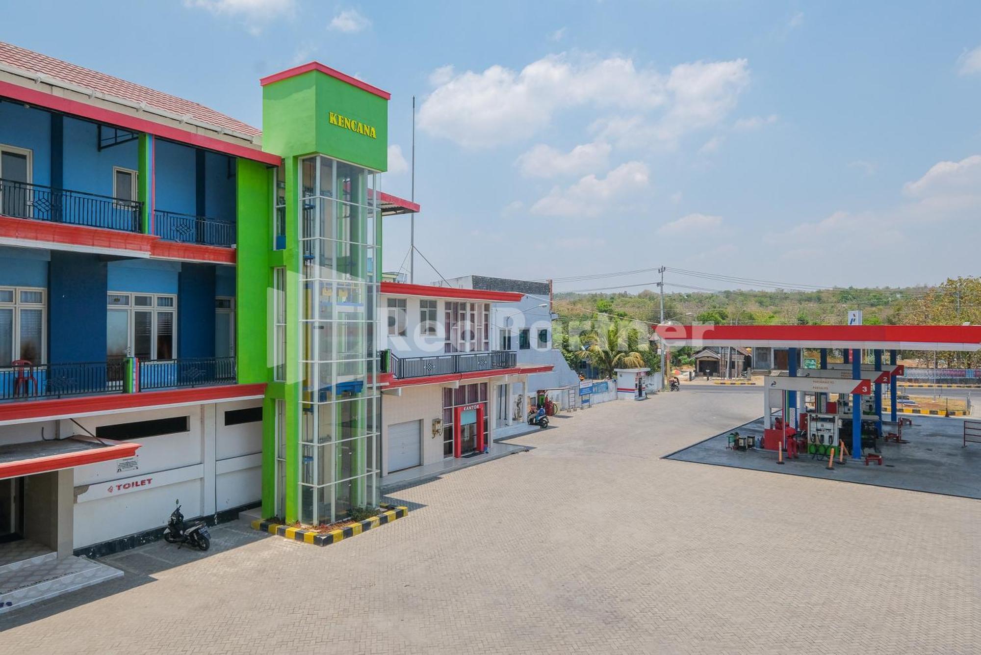 Grand Kencana Guesthouse Syariah Near Wisata Bahari Lamongan Paciran 외부 사진