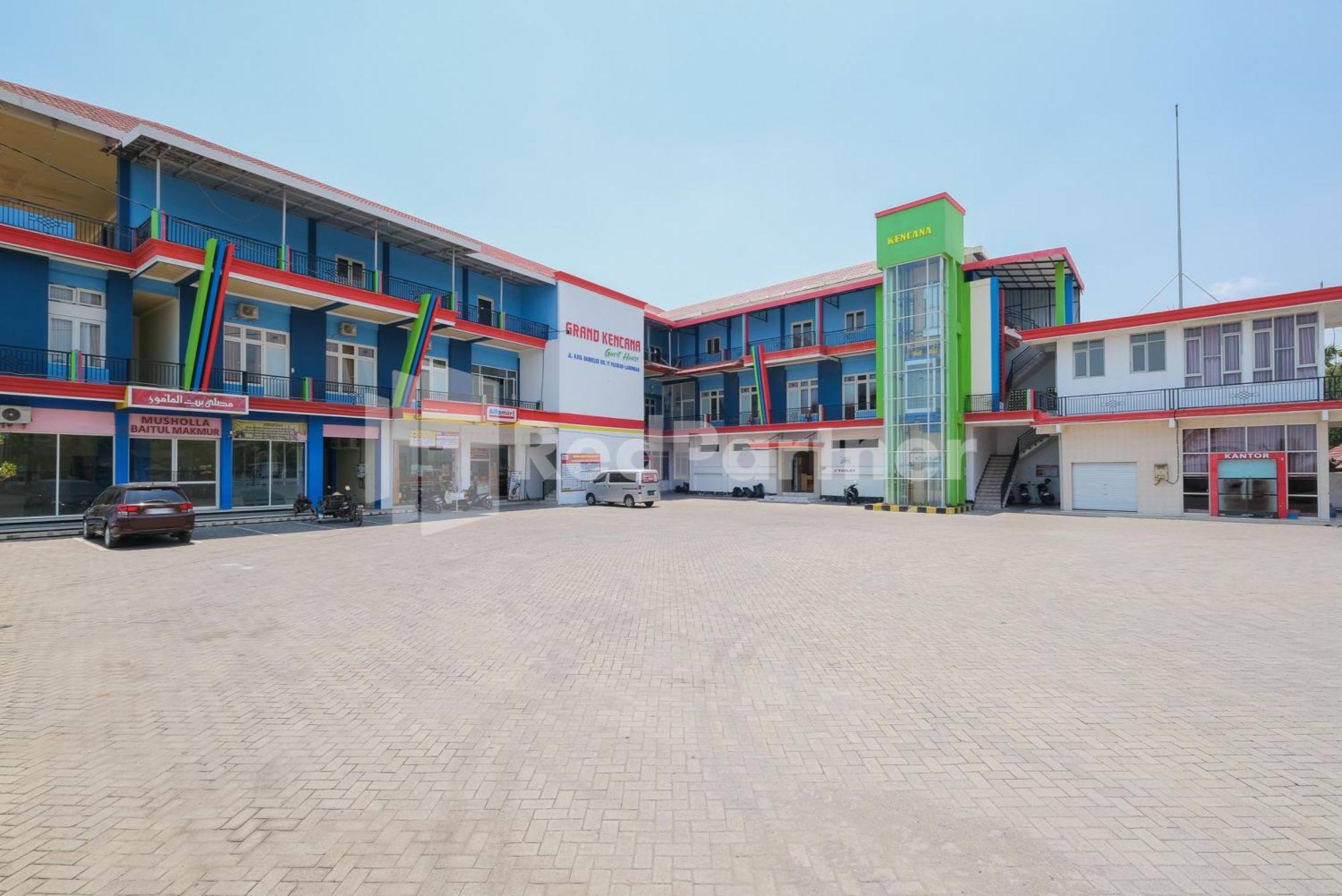 Grand Kencana Guesthouse Syariah Near Wisata Bahari Lamongan Paciran 외부 사진
